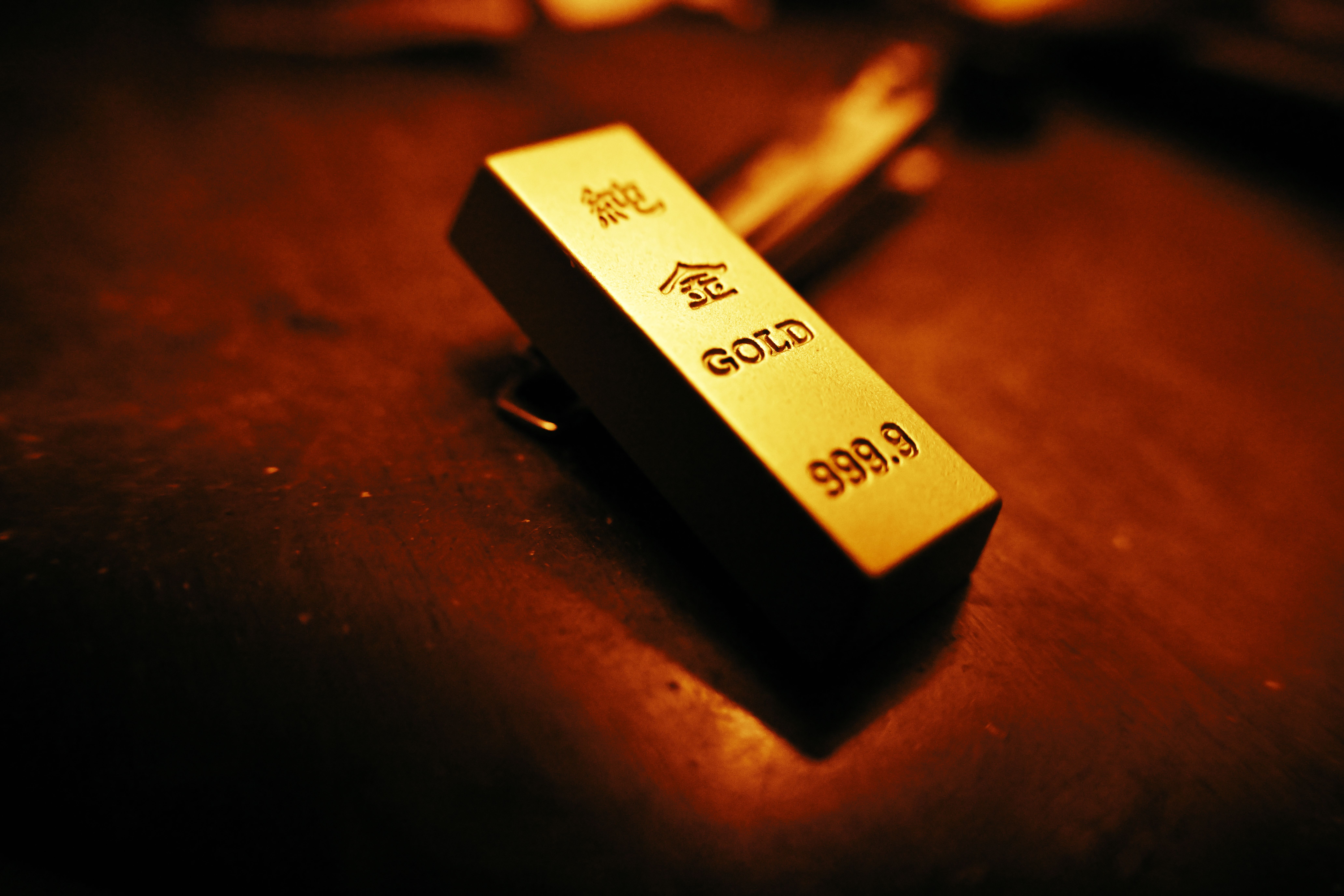 Gold Holds Above $4,300 as Iran Deal Uncertainty Offsets Dollar Weakness Ahead of Fed